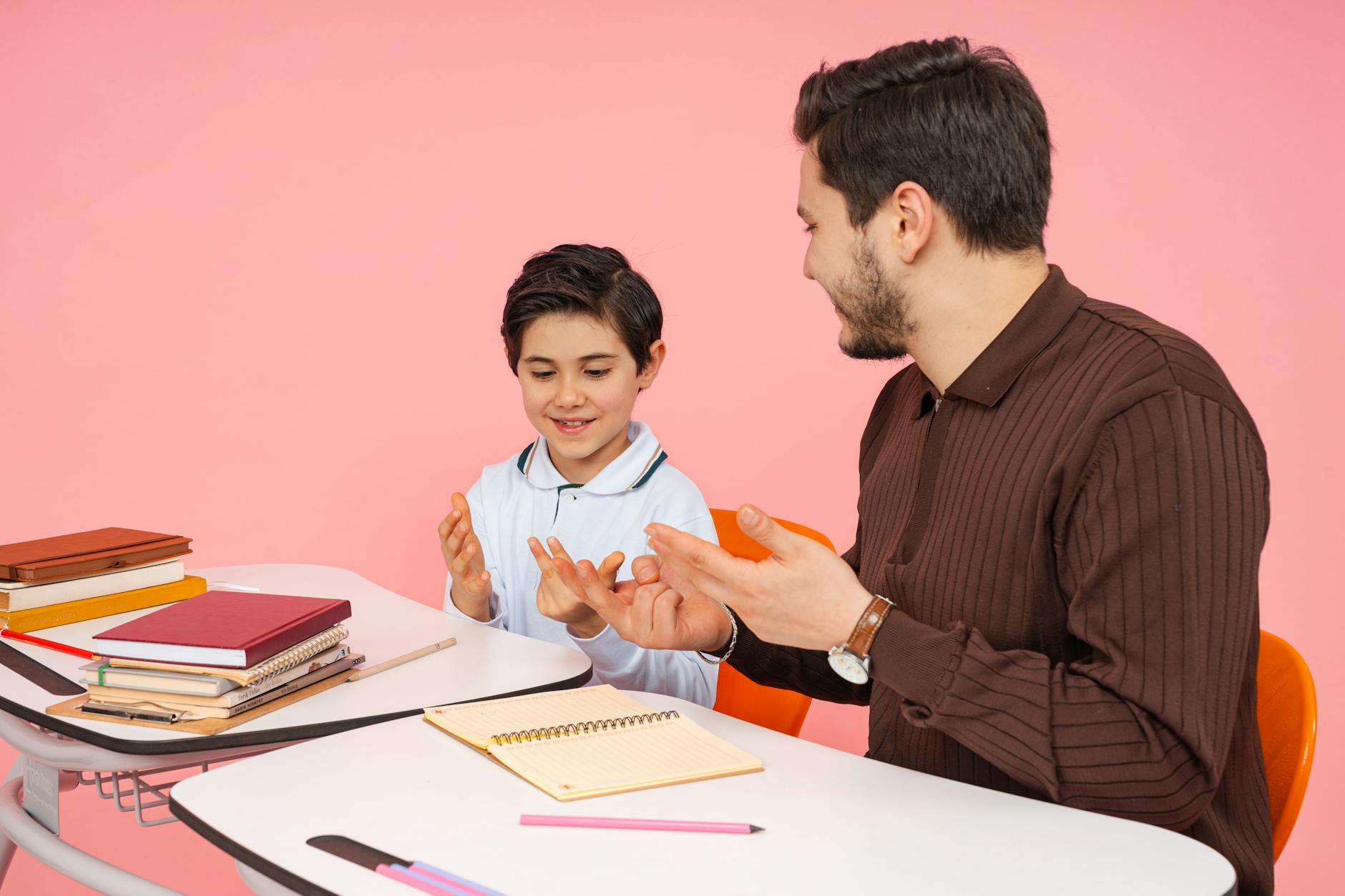 Nauczyciel omawia materiał z młodym studentem na zajęciach w sali
