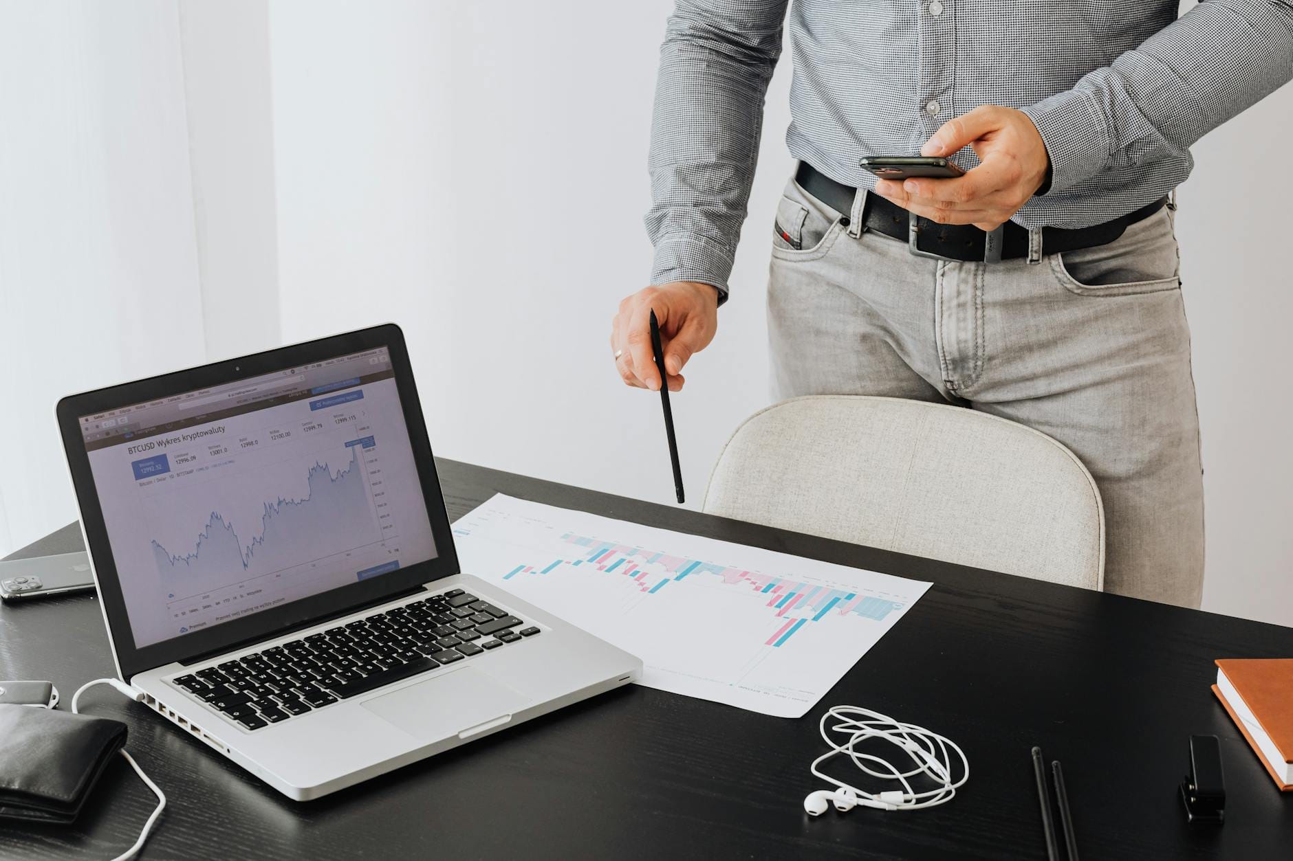 Specjalista analizuje wykresy na laptopie w biurze